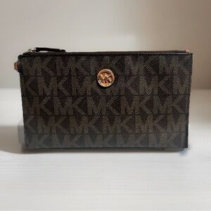MICHAEL KORS LARGE SIGNATURE CLUTCH WRISTLET WALLET - NWOT